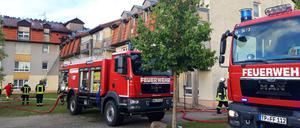 Feuerwehrfahrzeuge stehen vor dem Gebäude eines Pflegeheims in Templin, um den Brand zu löschen.