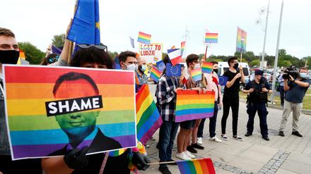 Wegen seiner homophoben Wahlkampagne wird Präsident Andrzej Duda von LGBT-Demonstranten aufgefordert, sich zu schämen.
