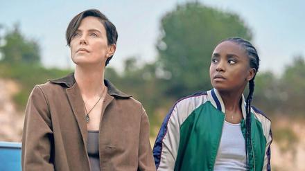 Veteranin Andy (Charlize Theron, li.) erklärt ihrer Meisterschülerin Nile (KiKi Layne) die Vorzüge der Unsterblichkeit.