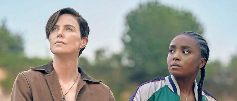 Veteranin Andy (Charlize Theron, li.) erklärt ihrer Meisterschülerin Nile (KiKi Layne) die Vorzüge der Unsterblichkeit.