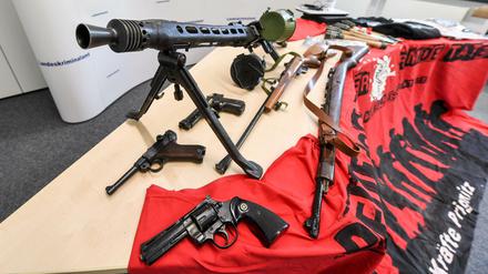 Nach einer Razzia gegen die Neonazi-Gruppe "Freie Kräfte Prignitz" zeigt das LKA Brandenburg sichergestellte Waffen bei einem Pressetermin.