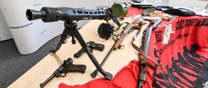 Nach einer Razzia gegen die Neonazi-Gruppe "Freie Kräfte Prignitz" zeigt das LKA Brandenburg sichergestellte Waffen bei einem Pressetermin.
