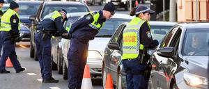Die Polizei kontrolliert auf den Straßen.