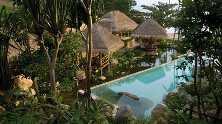 Das Gründer-Ehepaar setzte Elefantenohrpflanzen neben Lilien, baute Häuschen mit weitläufigen Terrassen und Marmorböden an den Hang, hängte eine riesige Schaukel an den Seemandelbaum am Strand.