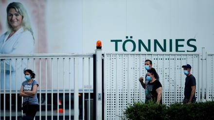 Die Anträge des Schlachtbetriebs Tönnies auf Erstattung von Lohnkosten für die Zeit der Corona-Quarantäne stoßen auf massive Kritik.