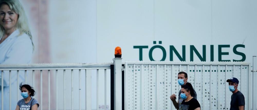 Die Anträge des Schlachtbetriebs Tönnies auf Erstattung von Lohnkosten für die Zeit der Corona-Quarantäne stoßen auf massive Kritik.