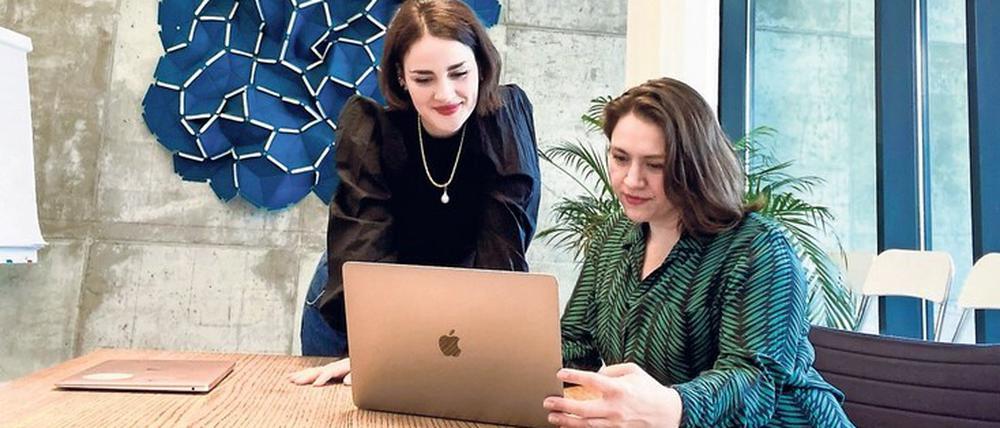 Emerald-Berlin-Gründerin Barbara Zeiss (links) mit Vanessa Meyer, Head of Creative &amp; Onlineshop in dem Start-up.