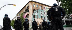 Polizeibeamte stehen am Donnerstag in der Rigaer Straße.