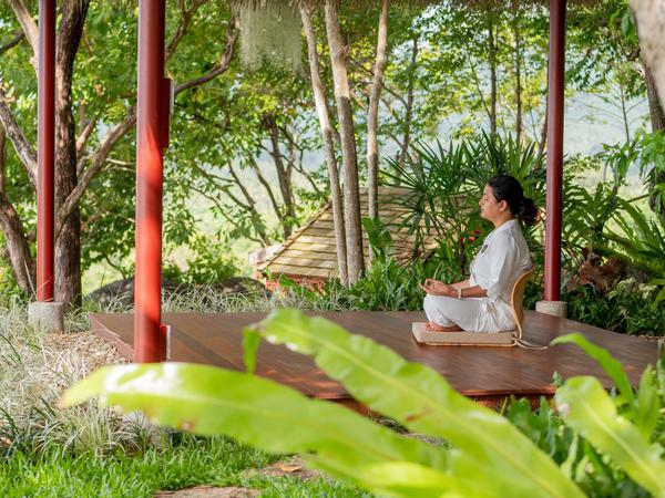 Smitha Jayakumar meditiert mit Blick aufs Meer.