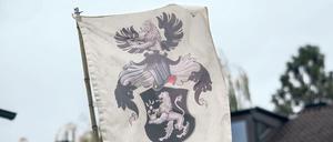 Eine Flagge mit der Aufschrift "Plan" auf dem Grundstück eines Angehörigen der "Reichsbürger"-Bewegung.