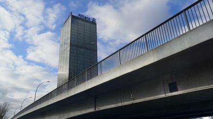Blick auf die Elsenbrücke zwischen Friedrichshain und Treptow.