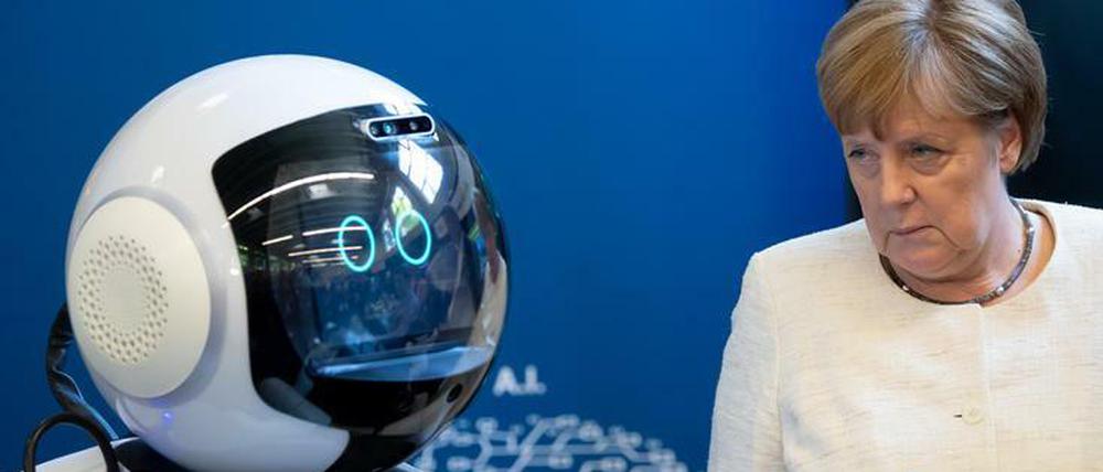 Bundeskanzlerin Angela Merkel (CDU) bei einem Rundgang an der Technischen Universität München.