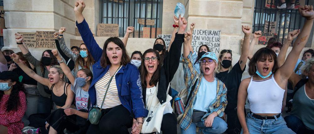 Frauen protestieren Ende Juni gegen Gérald Darmanin in Paris.