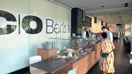 Jenseits feuchter Mauern. Das Café von C/O Berlin im Amerika-Haus in Berlin-Charlottenburg. Die Schlangen vor dem Eingang in der Hardenbergstraße sind meist lang, das Publikum überwiegend jung. 