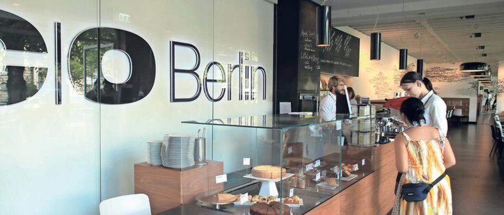 Jenseits feuchter Mauern. Das Café von C/O Berlin im Amerika-Haus in Berlin-Charlottenburg. Die Schlangen vor dem Eingang in der Hardenbergstraße sind meist lang, das Publikum überwiegend jung.