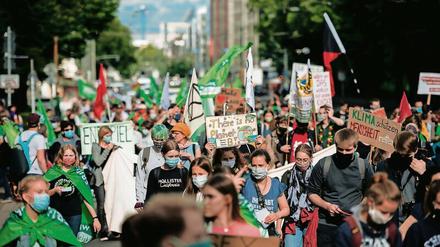 Junge Menschen mit Transparenten und Plakaten auf einer Demonstration für mehr Klimaschutz