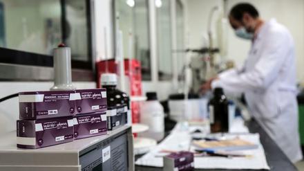 Weltweite Nachfrage: Produktion des Wirkstoffs Remdesivir in einem ägyptischen Labor.