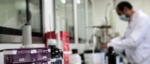 Weltweite Nachfrage: Produktion des Wirkstoffs Remdesivir in einem ägyptischen Labor.