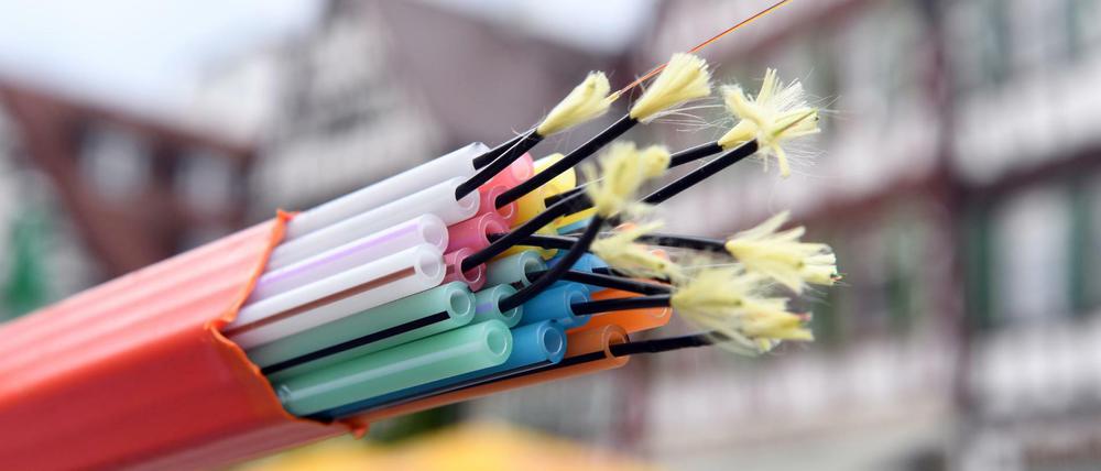 Ausbauen, um nicht abzubauen. Leerrohrbündel mit Glasfaserkabeln eines Breitband-Versorgers.