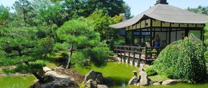 Der kleine Garten mit einem Pavillon am Teich stellt nach japanischen Prinzipien eine miniaturisierte Landschaft dar.