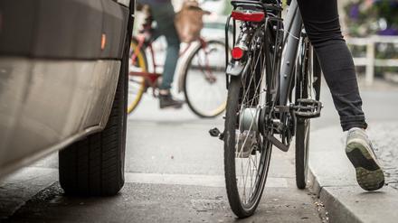 Gefährliche Nähe: Die Stimmung zwischen Radfahrern und Autofahreren wird in Berlin immer aufgeheizter. Jetzt wurde ein SUV-Fahrer wegen Nötigung verurteilt.