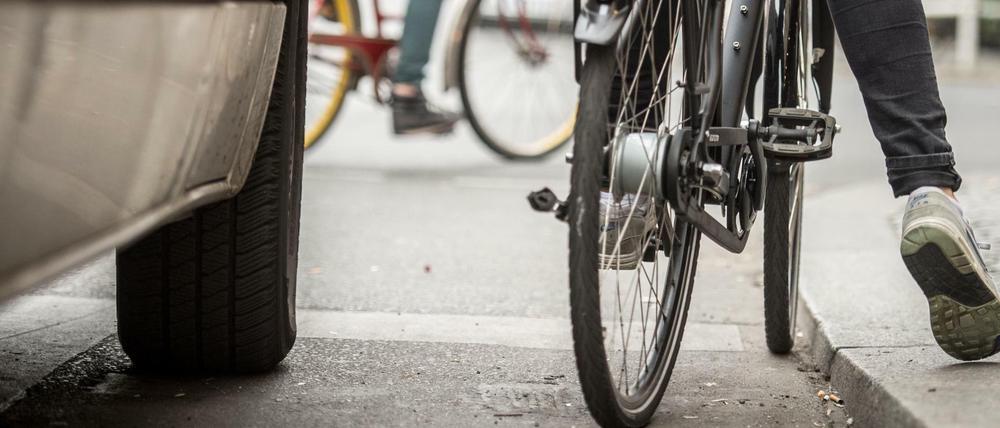 Gefährliche Nähe: Die Stimmung zwischen Radfahrern und Autofahreren wird in Berlin immer aufgeheizter. Jetzt wurde ein SUV-Fahrer wegen Nötigung verurteilt.