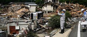 Helfer betrachten das Ausmaß der Verwüstung. 
