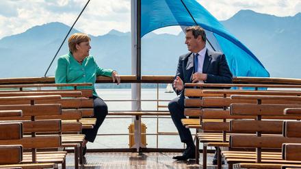 Angela Merkel und Markus Söder auf einem Boot auf dem Chiemsee. 