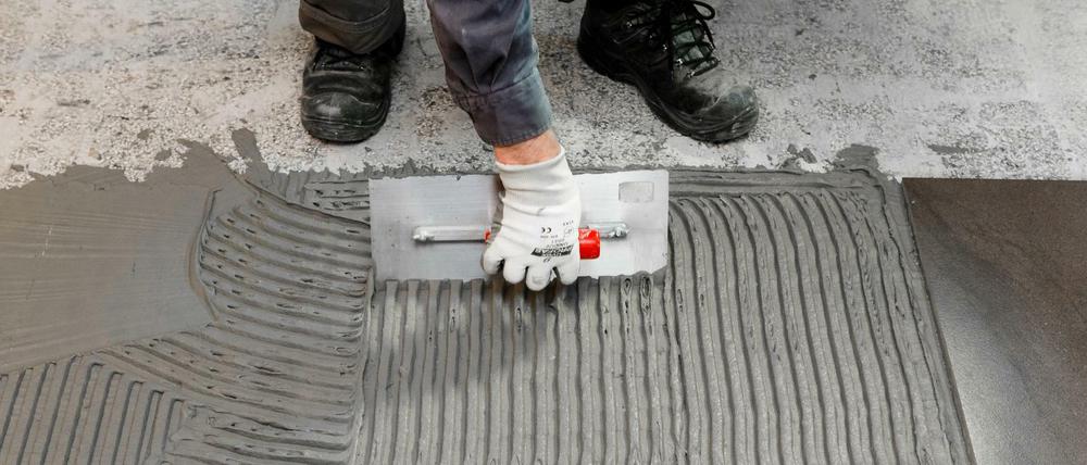 Ein neuer Boden: Auch unrenovierte Wohnungen nutzen sich ab und müssen irgendwann aufgehübscht werden.