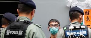Polizisten und ein Anhänger der Demokratiebewegung in Hongkong