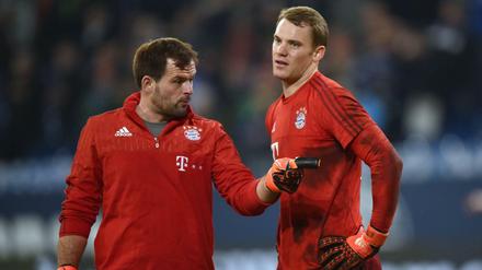 Sorgen für Verwirrung: Manuel Neuer und sein Torwarttrainer Toni Topalovic.