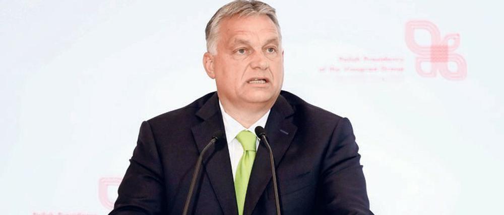 Im Zuge der Maßnahmen gegen die Corona-Pandemie ließ sich Victor Orban im Frühjahr einen Passus in das Notstandsgesetz schreiben, um kritische Berichterstattung weiter zu knebeln.