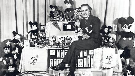 Beispiellose Selbstvermarktung. Walt Disney Anfang der 30er Jahre inmitten von Micky-Maus-Artikeln. Die Erfindung von Micky Maus löste eine ungeheure Merchandising-Welle aus. 