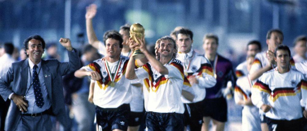 Gruppenbild mit Pokal. Lothar Matthäus und Rudi Völler (v.l.) feierten vor 30 Jahren den dritten WM-Titel der deutschen Nationalmannschaft.