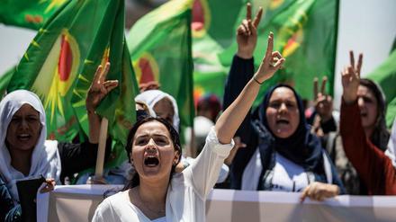 Kurdinnen demonstrieren im nordsyrischen Hasaka gegen die türkischen Angriffe.