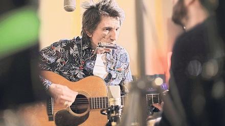 Ronnie Wood beim „Üben“ an der Gitarre. Zur Entspannung zieht er sich zum Malen in sein Atelier zurück.