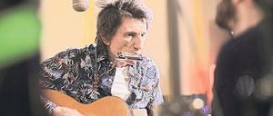 Ronnie Wood beim „Üben“ an der Gitarre. Zur Entspannung zieht er sich zum Malen in sein Atelier zurück.
