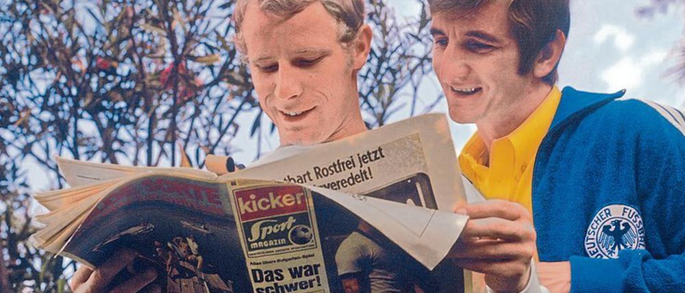 Juni 1970: Nationalspieler Berti Vogts (links) und Hannes Löhr können nach dem schweren WM-Auftaktspiel schon wieder lächeln.