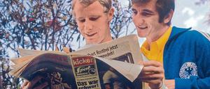 Juni 1970: Nationalspieler Berti Vogts (links) und Hannes Löhr können nach dem schweren WM-Auftaktspiel schon wieder lächeln.