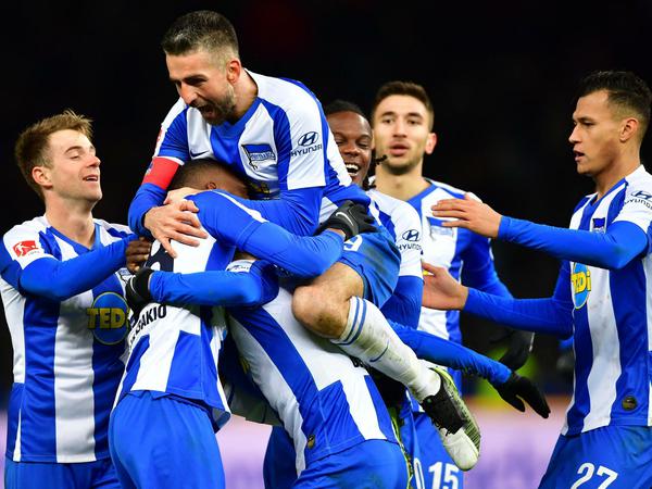 Einer für den Zusammenhalt: Vedad Ibisevic (oben) trug bei Hertha BSC die Kapitänsbinde.