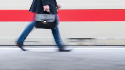 Die Länge des Arbeitsweges spielt vor allem für unter 35-Jährige bei einem jobbedingten Umzug eine entscheidende Rolle - so fand die Wirtschaftsprüfungsgesellschaft PwC in einer Umfrage über Berlin und Umland heraus.