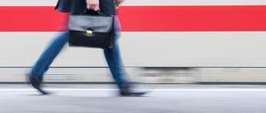 Die Länge des Arbeitsweges spielt vor allem für unter 35-Jährige bei einem jobbedingten Umzug eine entscheidende Rolle - so fand die Wirtschaftsprüfungsgesellschaft PwC in einer Umfrage über Berlin und Umland heraus.