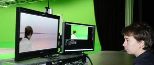 Eine Mitarbeiterin bearbeitet im Aufnahmestudio auf dem Gelände der Filmstudios in Potsdam Babelsberg einen virtuellen Hintergrund.