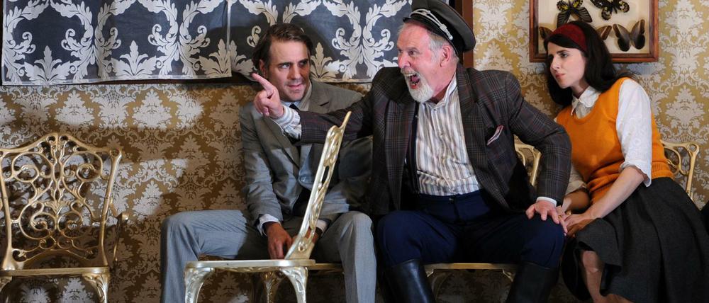 Peter Maertens (Mitte) als Iwan Iwanowitsch Trilezkij im Theaterstück "Platonow" im Thalia Theater.