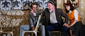 Peter Maertens (Mitte) als Iwan Iwanowitsch Trilezkij im Theaterstück "Platonow" im Thalia Theater.