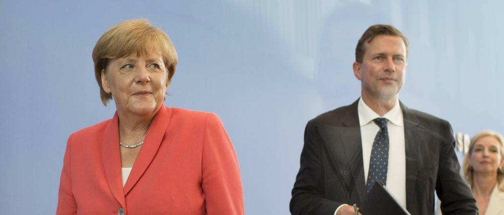 Bundeskanzlerin Angela Merkel und Regierungssprecher Steffen Seibert vor der Bundespressekonferenz. 