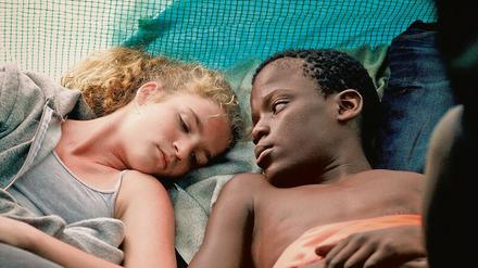 Zwischen Claire (Zita Gaier) und Amram (Gedion Oduor Wekesa) entwickelt sich eine zarte Liebe.