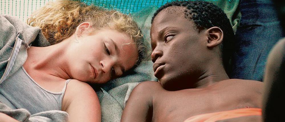 Zwischen Claire (Zita Gaier) und Amram (Gedion Oduor Wekesa) entwickelt sich eine zarte Liebe.