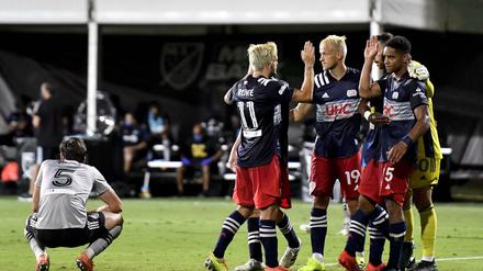 MLS-Teams, deren Namen in Europa eher etwas was für große Fußballfans sind. Spieler der New England Revolution feiern (rechts), während Luis Binks von den Montreal Impact (links) enttäuscht ist.