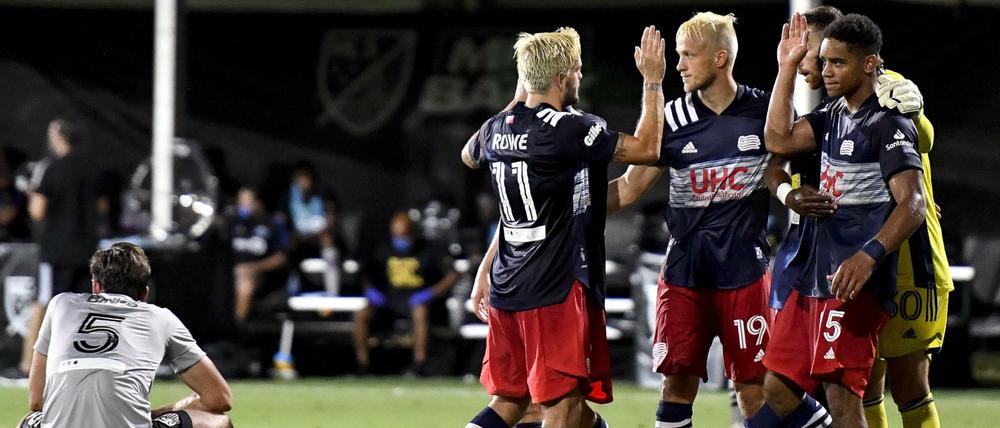 MLS-Teams, deren Namen in Europa eher etwas was für große Fußballfans sind. Spieler der New England Revolution feiern (rechts), während Luis Binks von den Montreal Impact (links) enttäuscht ist.